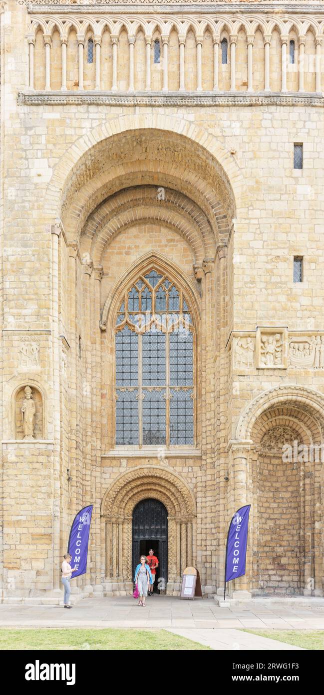 Ingresso ovest alla cattedrale medievale costruita dai normanni a Lincoln, in Inghilterra. Foto Stock