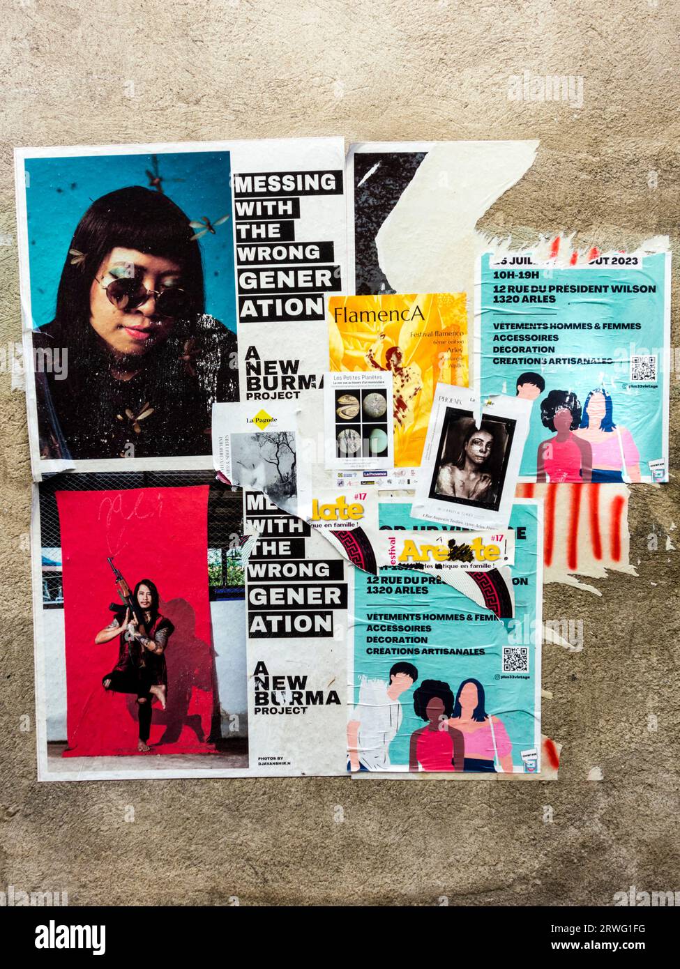 Manifesti d'artista durante i Rencontres d'Arles 2023. Molti artisti indipendenti dimostrano la presenza nelle strade durante il festival. Foto Stock