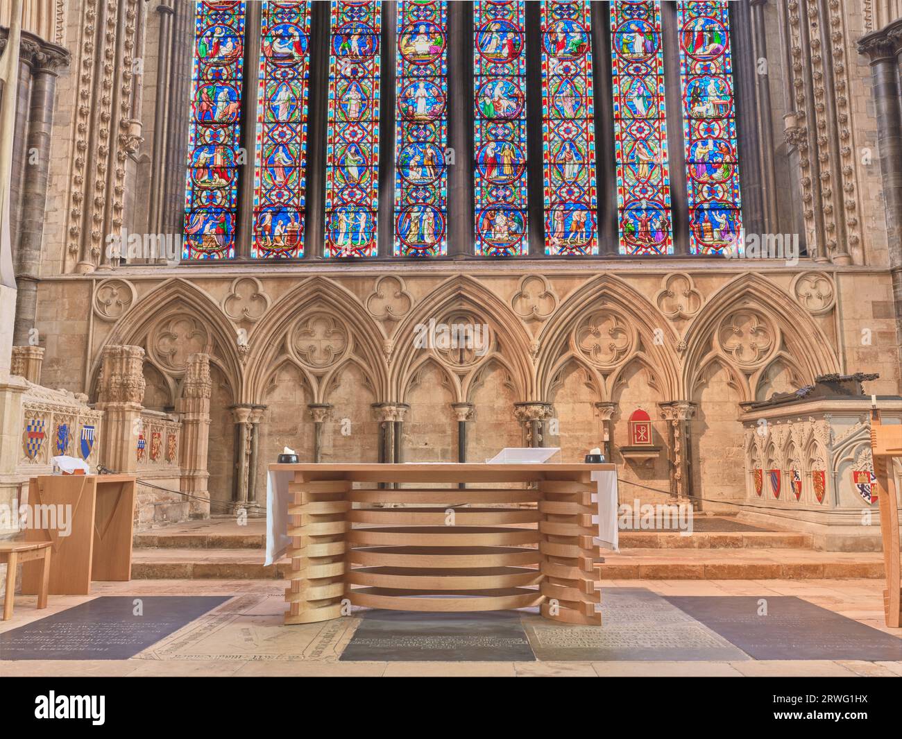 Altare e vetrate colorate all'estremità orientale della cattedrale medievale costruita dai normanni a Lincoln, Inghilterra. Foto Stock