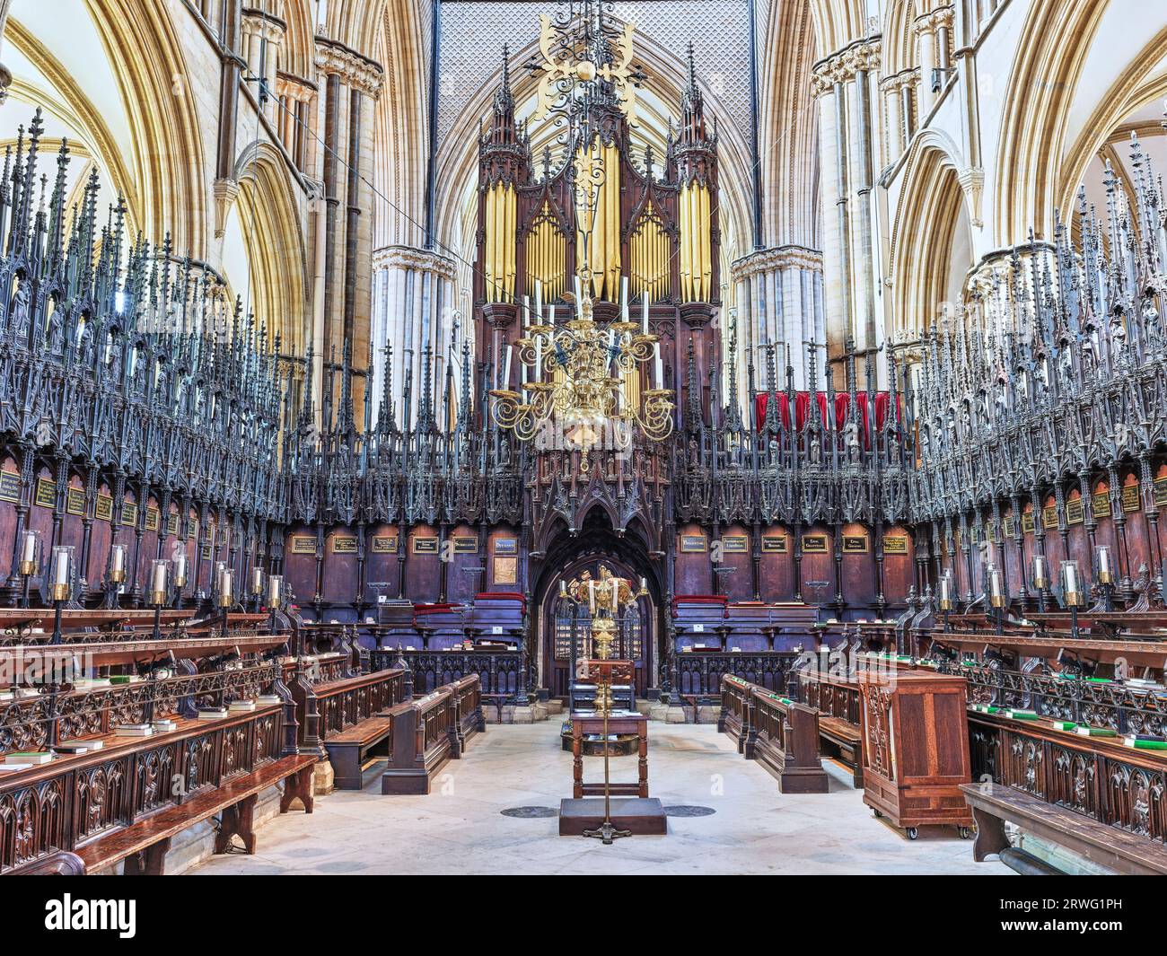 Panchine e posti a sedere nel coro normanno costruì una cattedrale medievale a Lincoln, in Inghilterra. Foto Stock