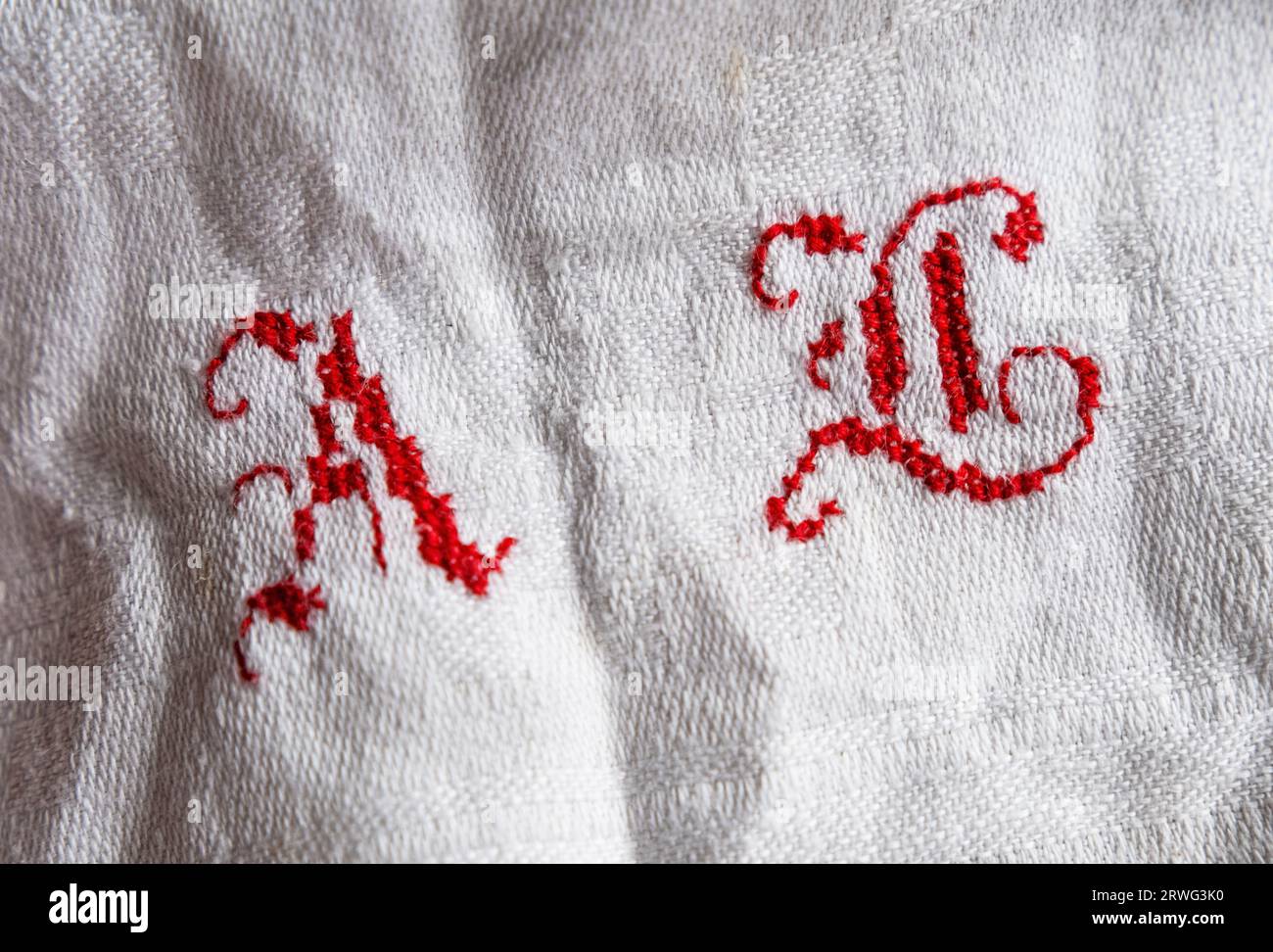 Iniziali monogramma su tovagliolo di lino bianco Foto Stock