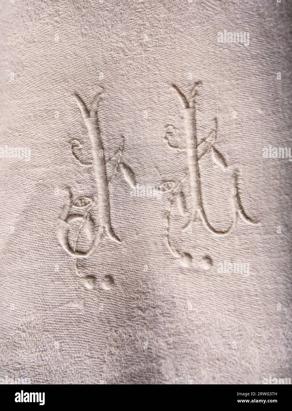 Iniziali monogramma su tovagliolo di lino bianco Foto Stock