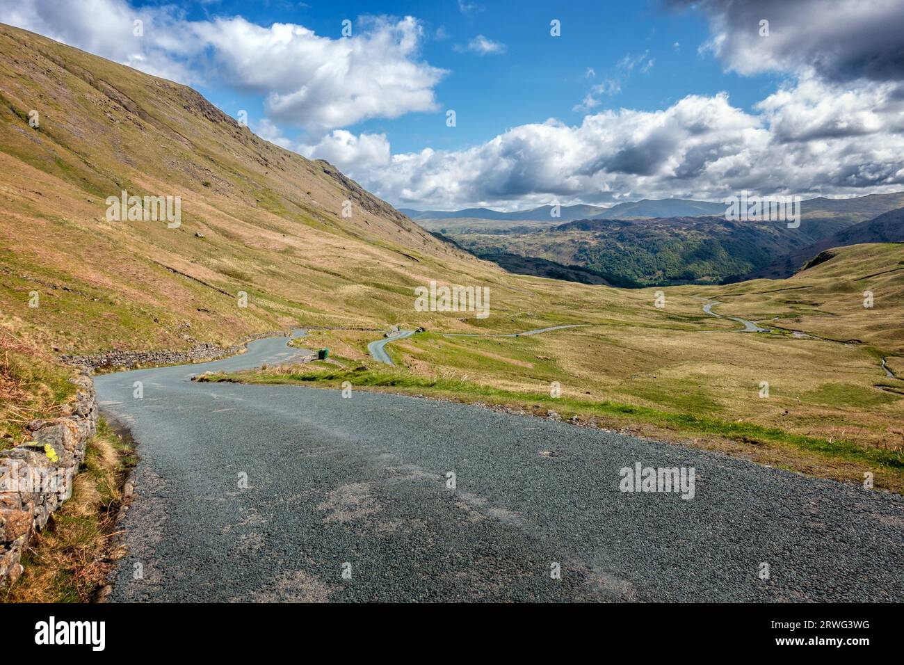 Guardando lungo Honister Pass Road verso Borrowdale nel Lake Distict, Cumbria, Regno Unito. Foto Stock