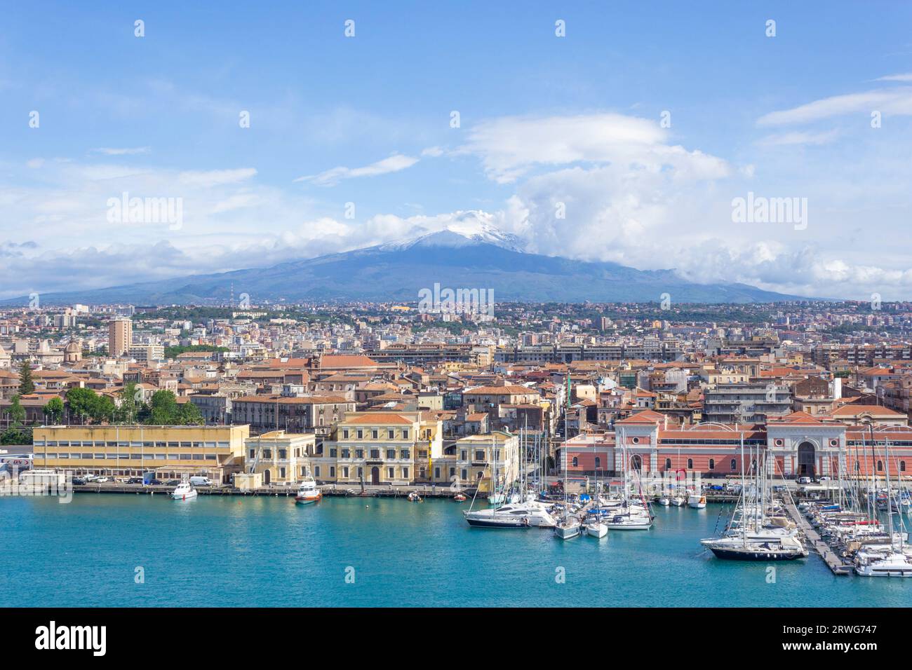 Il porto di Catania, la Sicilia, l'Italia, l'Etna sullo sfondo. Foto Stock