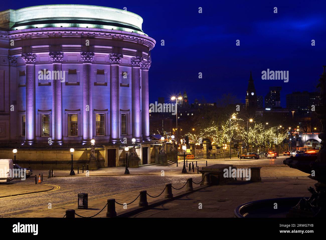 St George's Hall, da William Brown Street, Liverpool. Scattata nel marzo 2018. Con l'orologio municipale in lontananza. Foto Stock