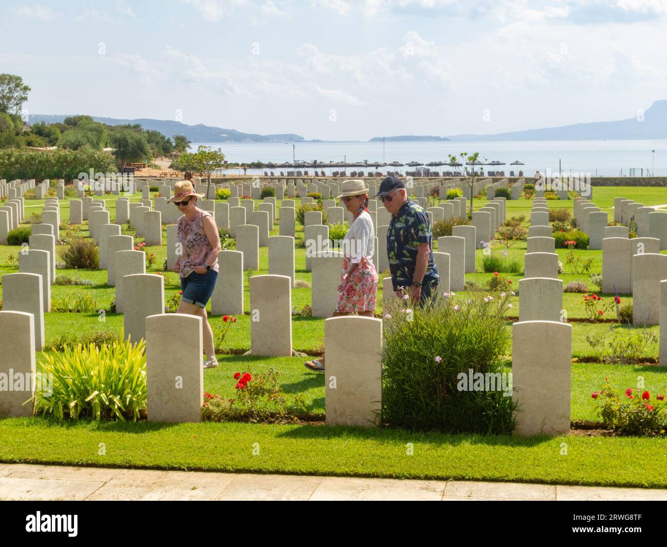 Persone che camminano attraverso il Cimitero alleato di Suda Bay, Creta, costruito e mantenuto dalla Commonwealth War Graves Commission. Foto Stock