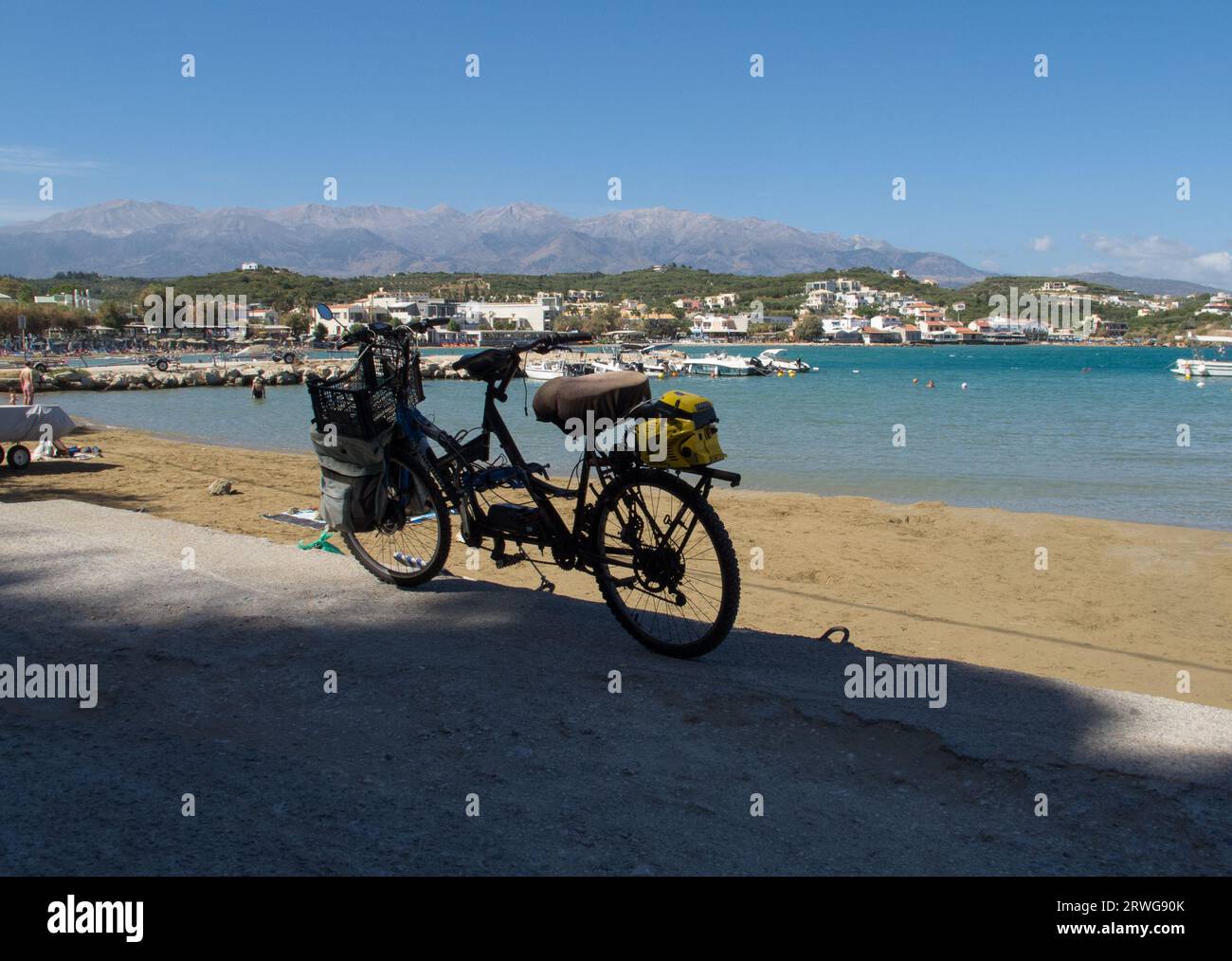 Bicicletta tandem convertita in potenza ibrida con trasmissione a motosega collegata alla trasmissione a ingranaggi delle ruote posteriori, Creta. Foto Stock