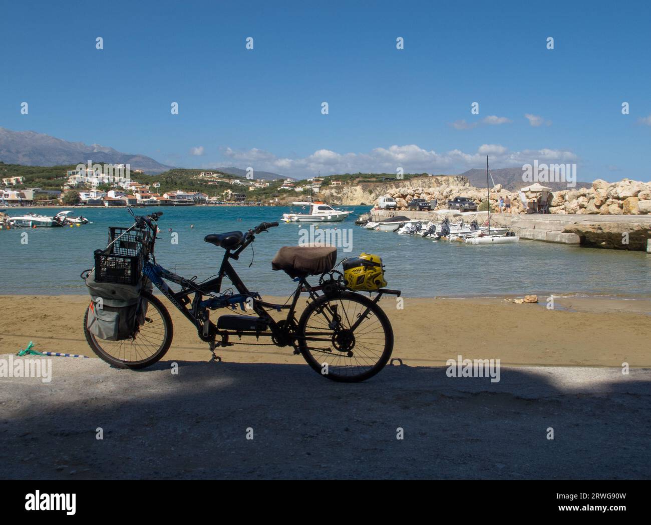 Bicicletta tandem convertita in potenza ibrida con motosega collegata alla trasmissione a ingranaggi delle ruote posteriori, a Creta. Foto Stock