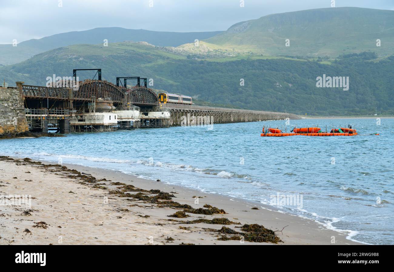 Ponte Barmouth sul fiume Mawddach, vicino a Barmouth, Galles del Nord, aperto nel 1867, classificato di grado 2. 820 metri di lunghezza e in legno. Foto Stock