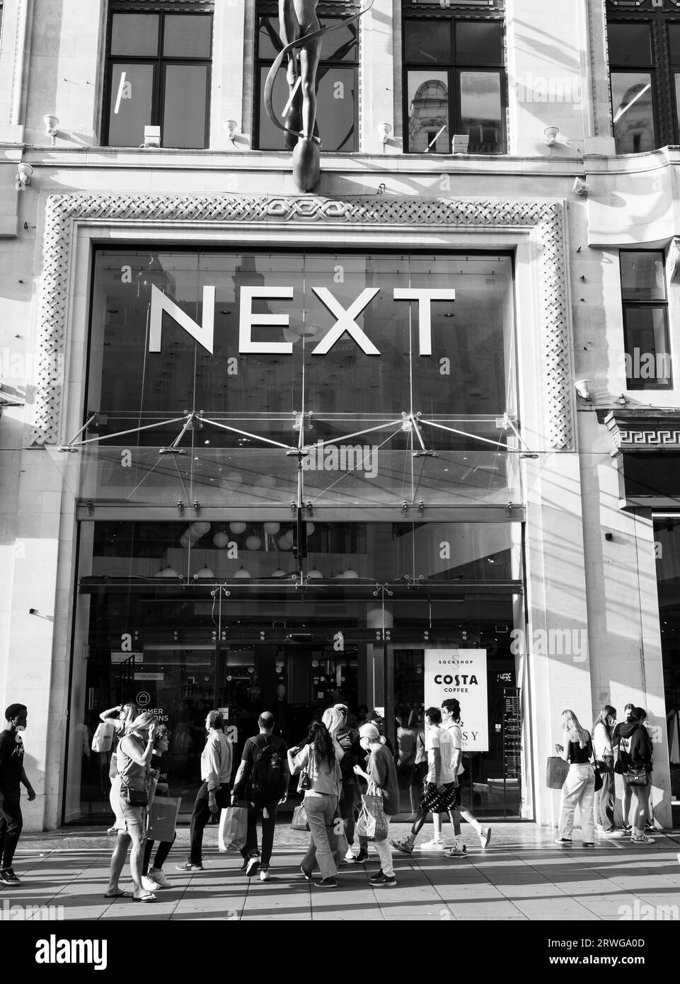 B&W, Next, Flagship Next Store, Oxford Street, Londra, Inghilterra, Regno Unito, Regno Unito. Foto Stock