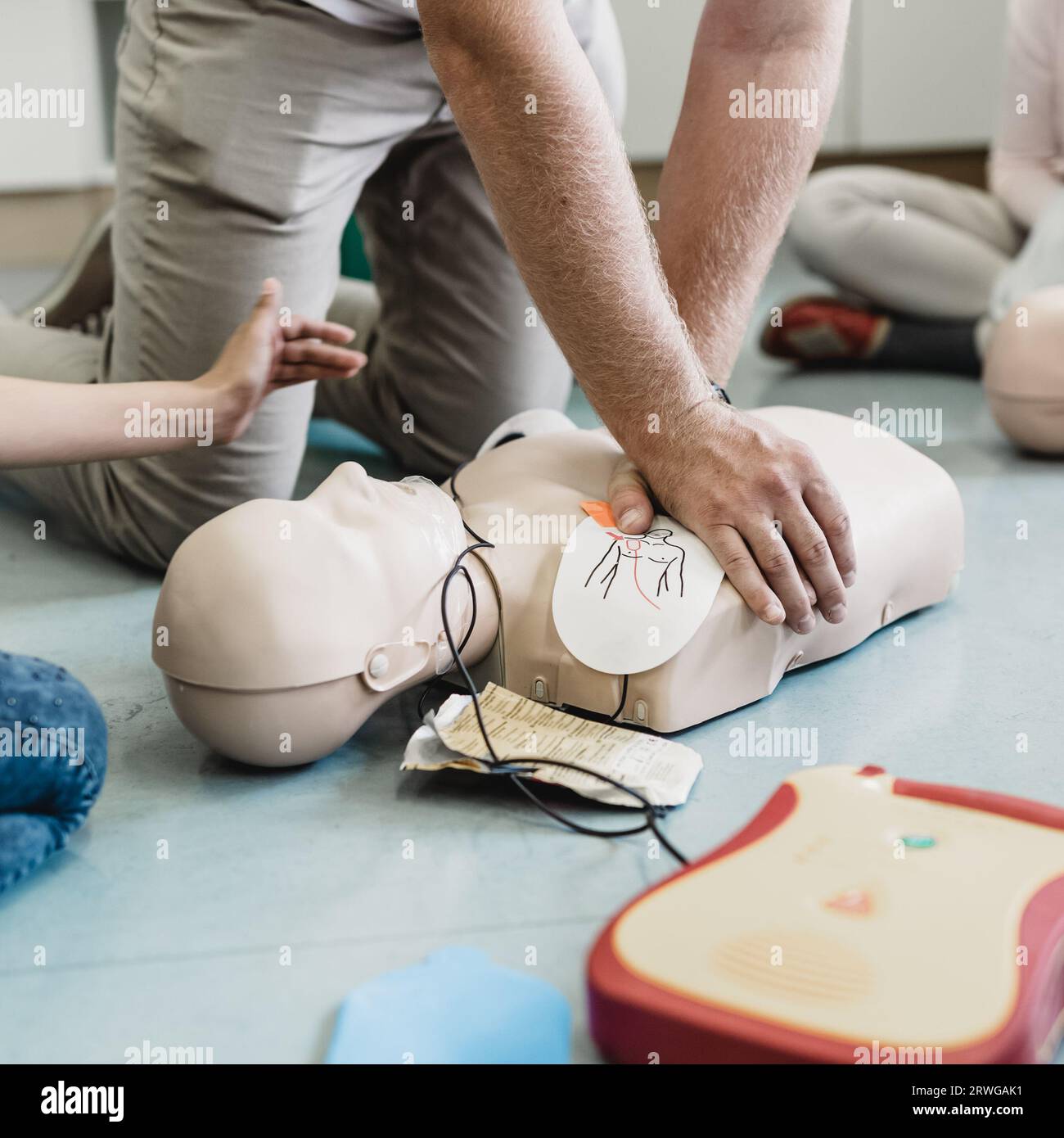 Primo soccorso per la rianimazione cardiopolmonare corso tramite defibrillatore automatico esterno dispositivo, AED. Foto Stock