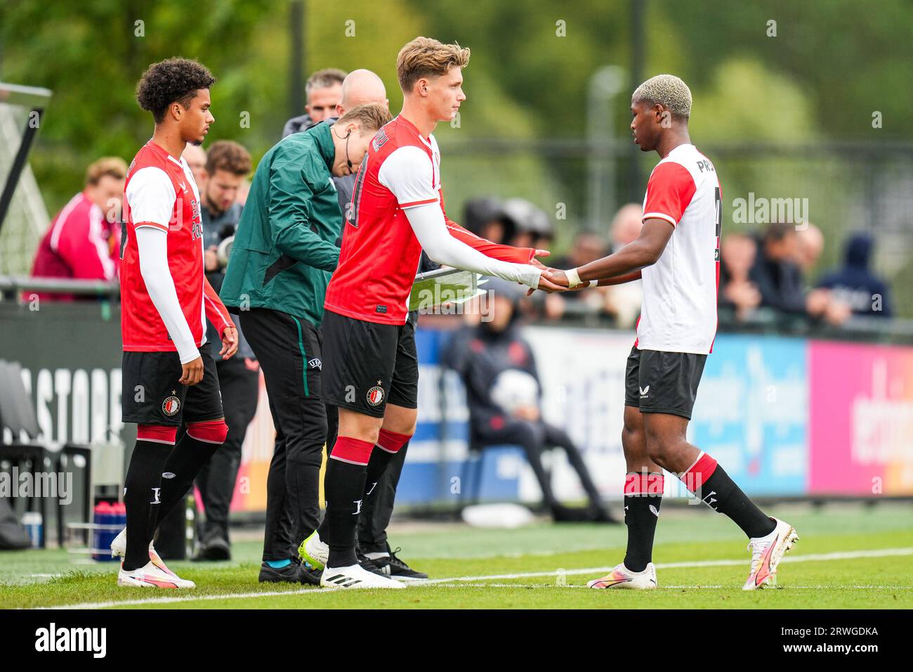 Rotterdam, Paesi Bassi. 19 settembre 2023. Rotterdam - Thijs Kraaijeveld di Feyenoord O19, Zepiqueno Redmond di Feyenoord O19 durante la prima tappa della UEFA Youth League tra Feyenoord O19 V Celtic O19 a Nieuw Varkenoord il 19 settembre 2023 a Rotterdam, Paesi Bassi. Credito: Immagini da Box a Box/Alamy Live News Foto Stock