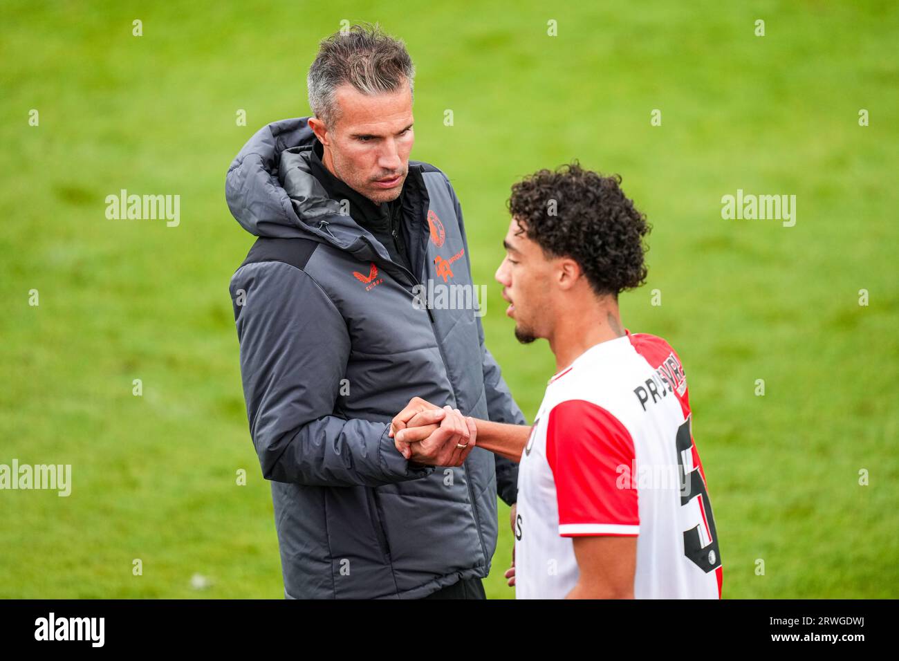 Rotterdam, Paesi Bassi. 19 settembre 2023. Rotterdam - allenatore del Feyenoord O19 Robin van Persie, Jayden Candelaria del Feyenoord O19 durante la prima tappa della UEFA Youth League tra Feyenoord O19 V Celtic O19 a Nieuw Varkenoord il 19 settembre 2023 a Rotterdam, Paesi Bassi. Credito: Immagini da Box a Box/Alamy Live News Foto Stock