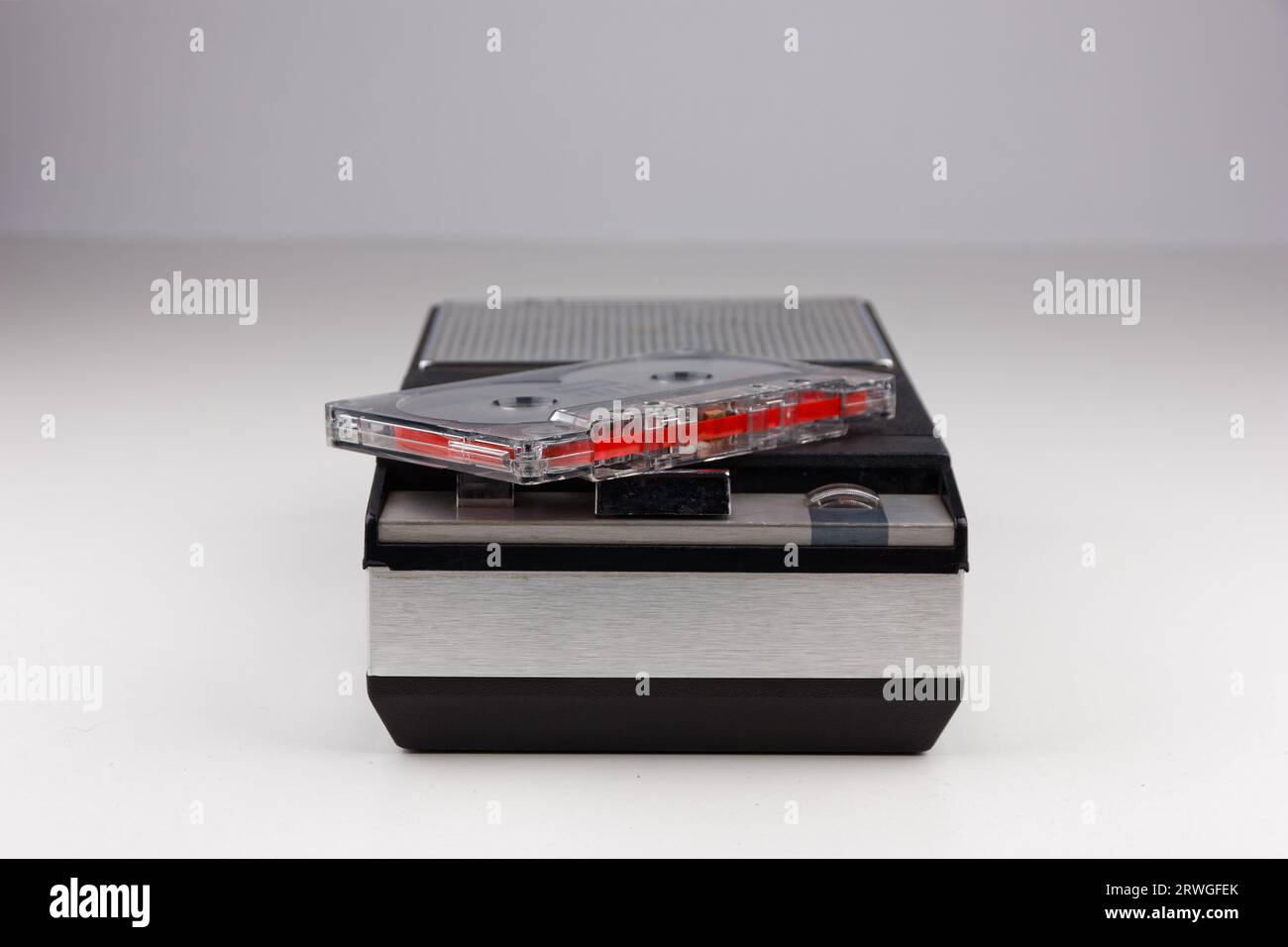 audiocassetta analogica vintage con custodia trasparente e nastro visibile degli anni '80 con registratore a cassette vintage Foto Stock