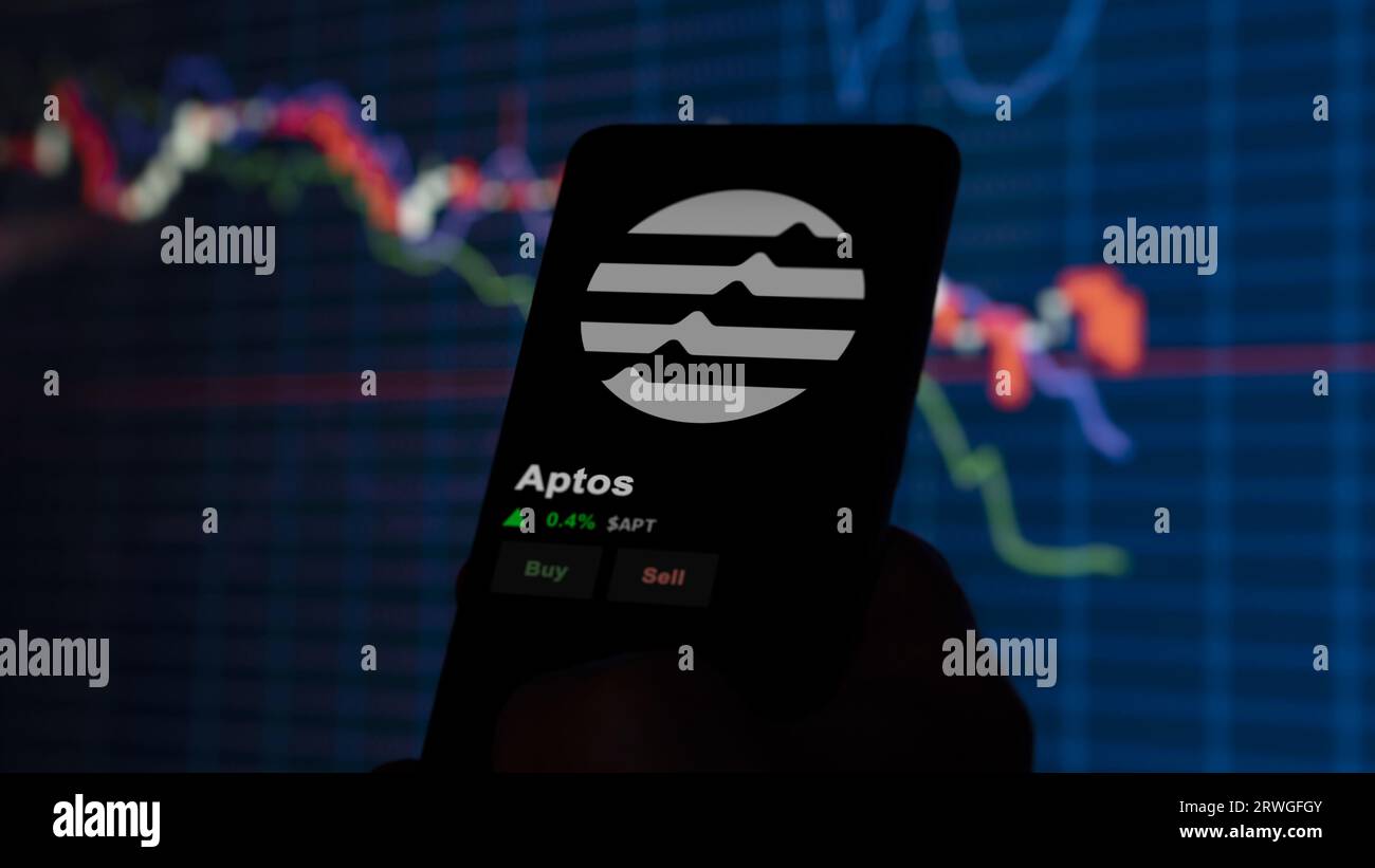 Un investitore che analizza il prezzo della criptovaluta Foto Stock