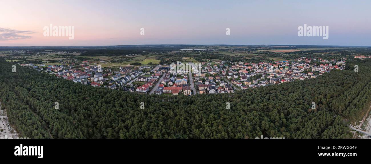 Drohnen Panorama beim Sonnenaufgang a Karwia, Kaschubien, Polen an der Ostsee. Ostrowo, Baltikum, Polonia, Kaszuby Drohnenfoto, Droneshot, alba Foto Stock