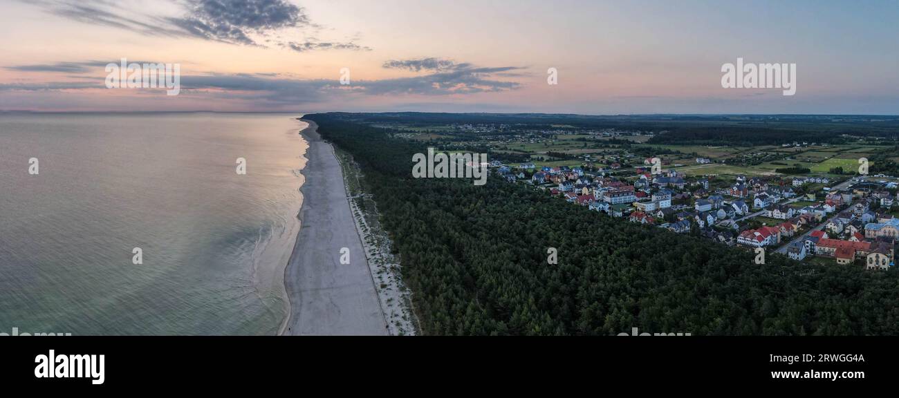 Drohnen Panorama beim Sonnenaufgang a Karwia, Kaschubien, Polen an der Ostsee. Ostrowo, Baltikum, Polonia, Kaszuby Drohnenfoto, Droneshot, alba Foto Stock
