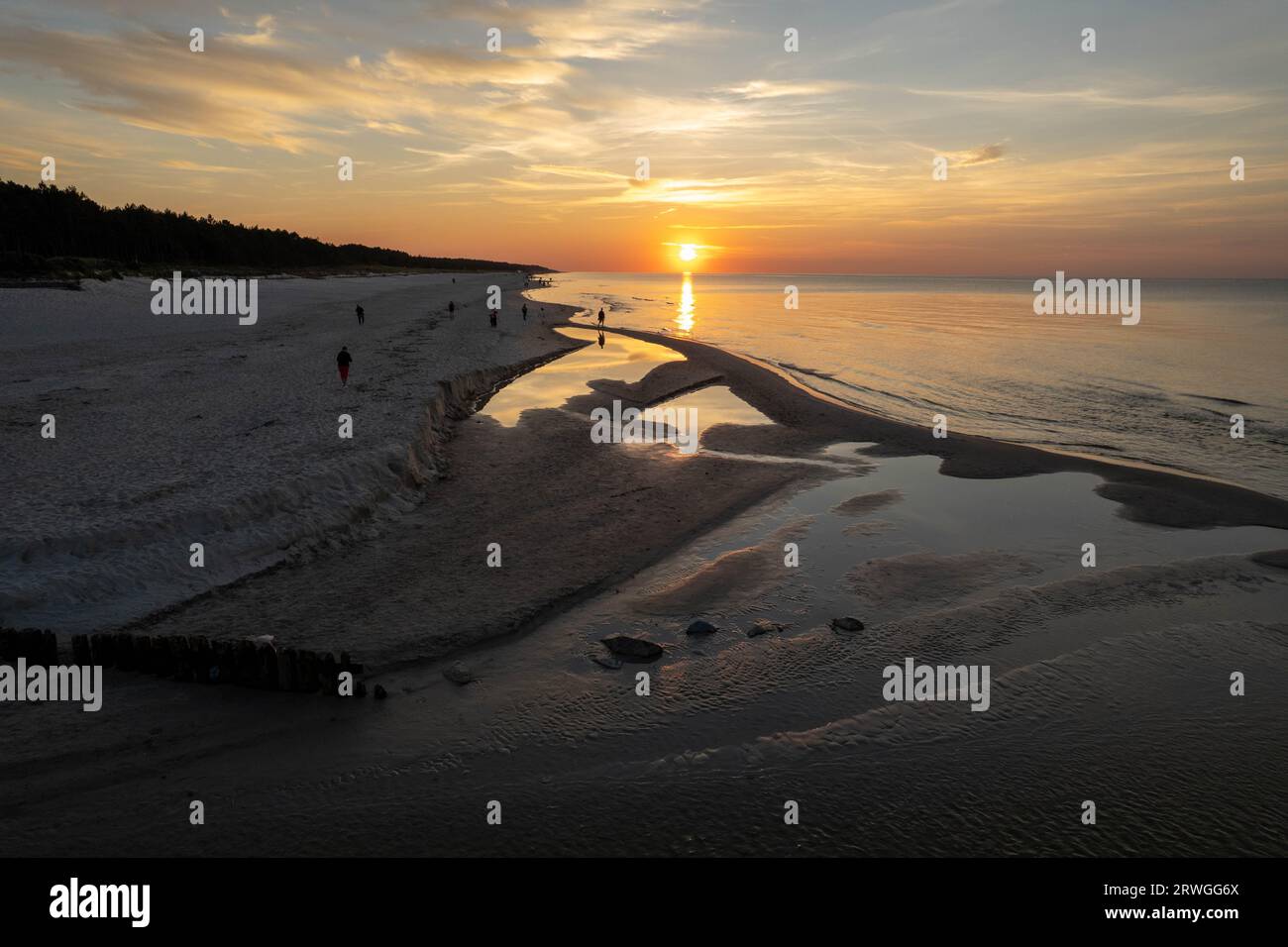 Drohnenaufnahme von einem Sonnenuntergang a Karwia, Kaschubien an der Ostsee a Polen. Polonia, Kaszuby, foto dei droni, Vista aerea, Mar polacco Foto Stock