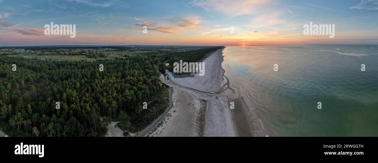 Drohnen Panorama beim Sonnenuntergang a Karwia, Kaschubien, Polen an der Ostsee. Ostrowo, Baltikum, Polonia, Kaszuby Drohnenfoto, Droneshot Foto Stock