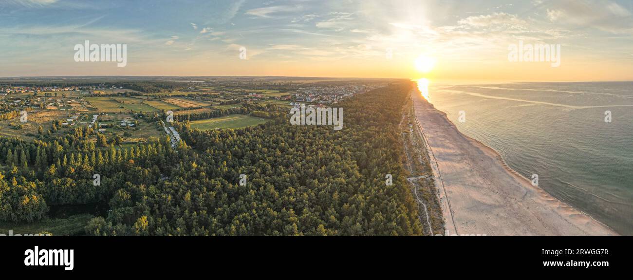 Drohnen Panorama beim Sonnenuntergang a Karwia, Kaschubien, Polen an der Ostsee. Ostrowo, Baltikum, Polonia, Kaszuby Drohnenfoto, Droneshot Foto Stock