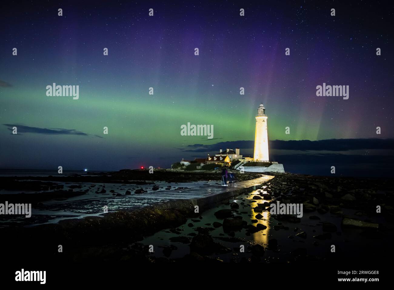 Aurora boreale/aurora boreale sul faro di St Mary, Whitley Bay Foto Stock