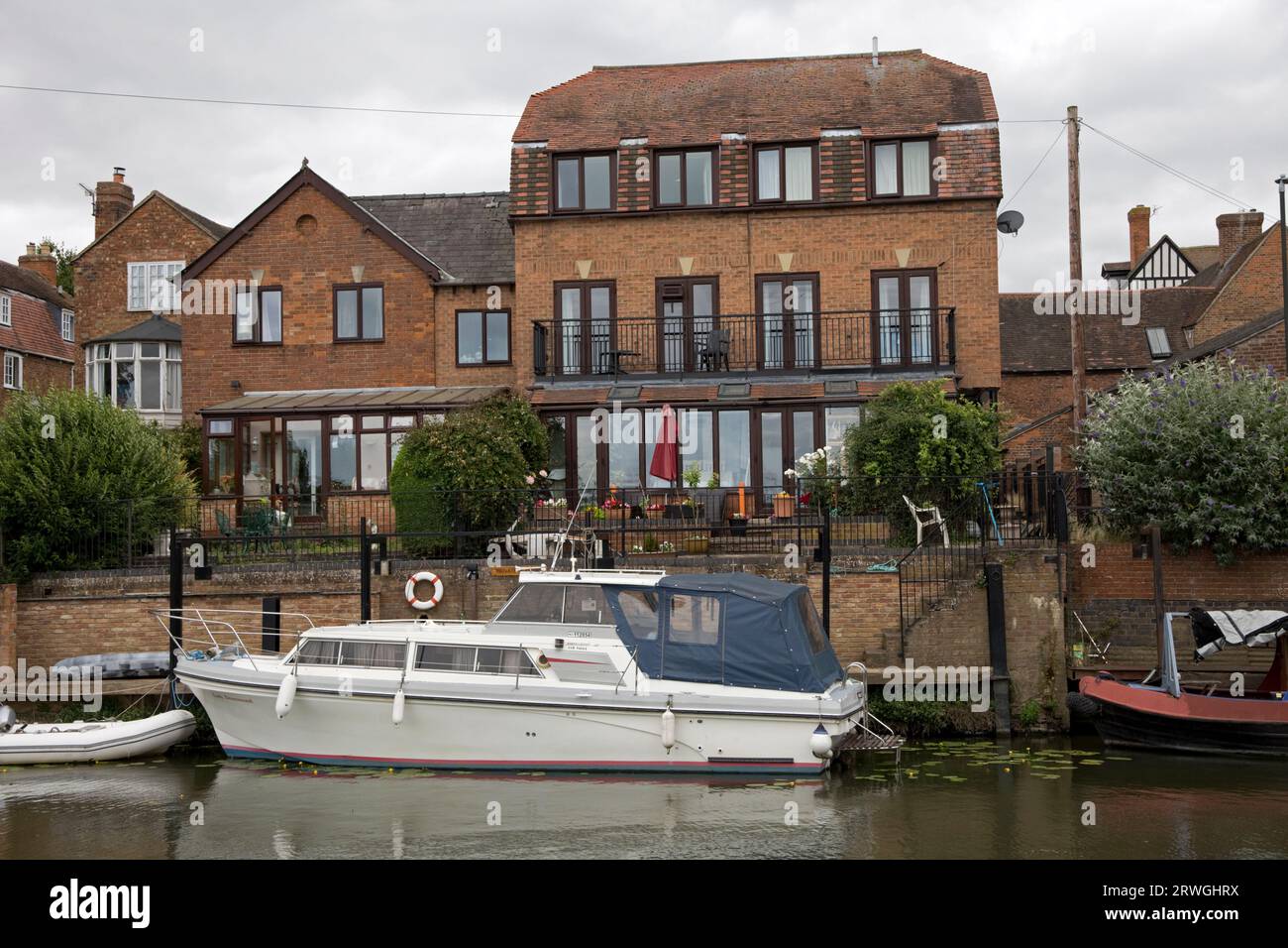 Moderne proprietà lungo il fiume con ormeggi privati per barche accanto a Tewkesbury UK Foto Stock