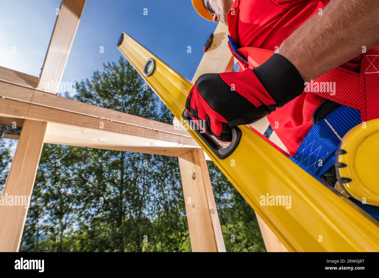 Tema cantiere. Controllo livelli telaio in legno con lo strumento livella a bolla d'aria Foto Stock