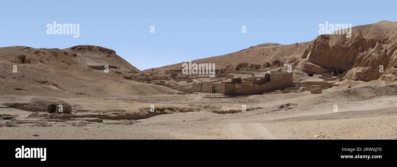 Panorama di Deir el Medina, il Villaggio dei lavoratori e il Tempio di Hathor sulla sponda occidentale di Luxor, Egitto Foto Stock
