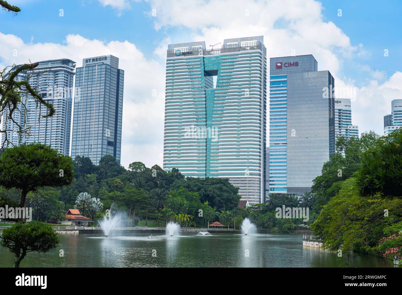 Kuala Lumpur, Malesia - 27 agosto 2023 molti scraper contro il lago nel giardino botanico di Perdana Foto Stock