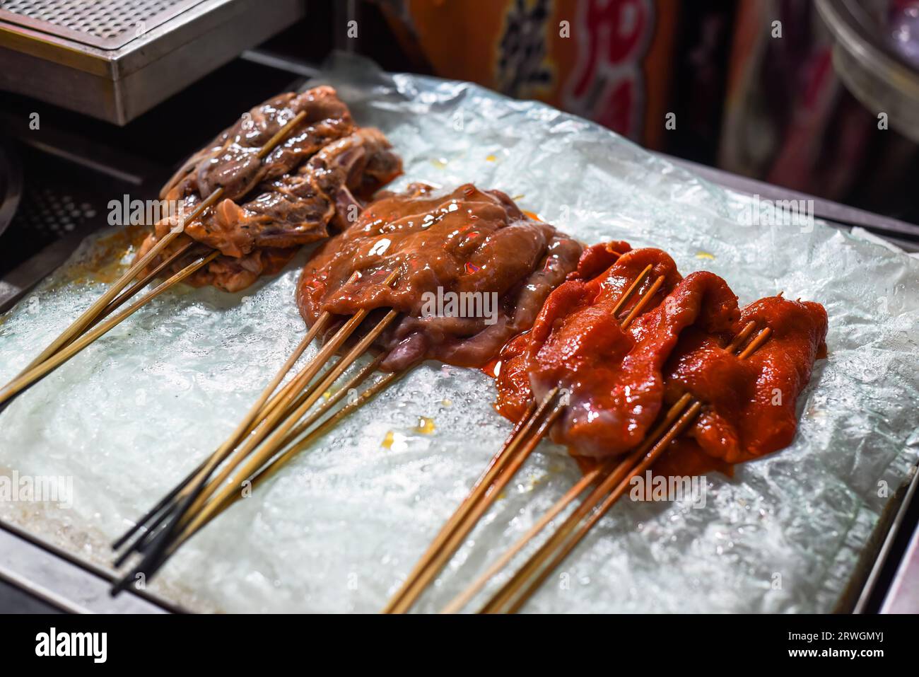 Carne cruda marinata sui bastoncini preparati per il barbecue nello Street food Jalan Alor a Kuala Lumpur, Malesia Foto Stock