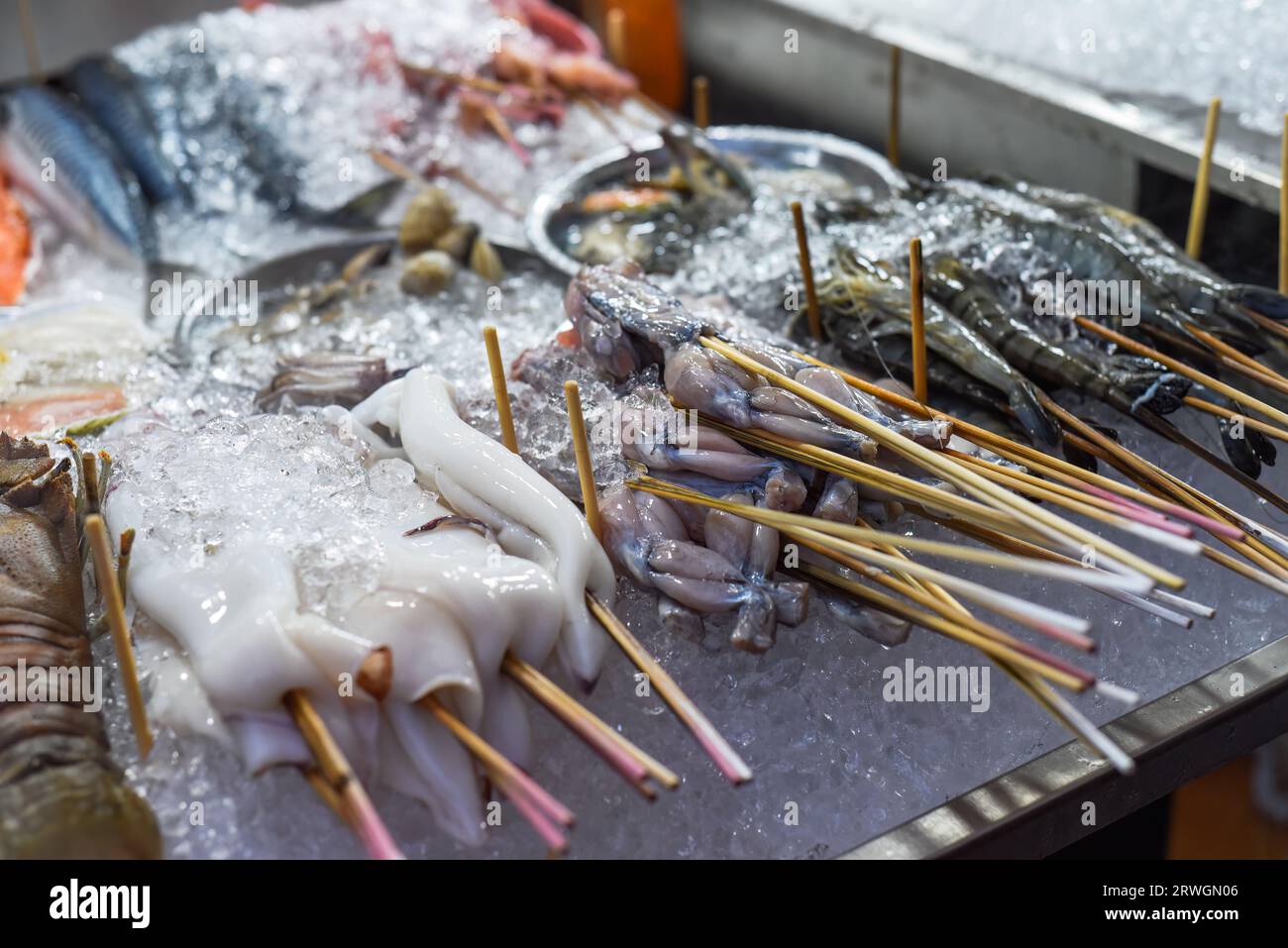 Molte rane crude nello Street food di Jalan Alor a Kuala Lumpur Foto Stock