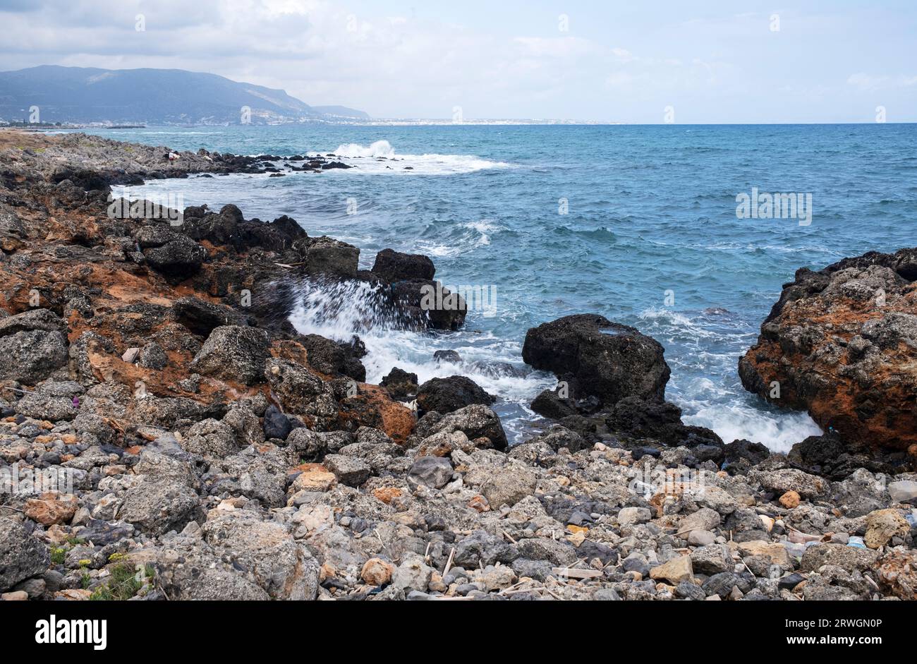 Rocce costiere, Mare di Creta o Mare di Creta, parte del Mar Egeo, costa settentrionale di Creta, Grecia Foto Stock