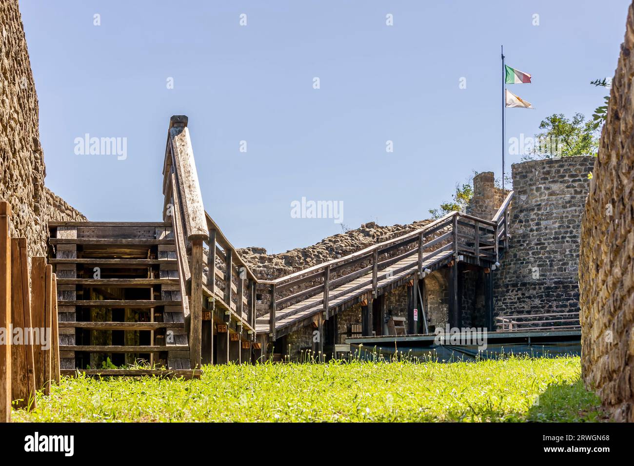 Uno scorcio delle rovine dell'antica fortezza di Villa Basilica, Lucca, Italia Foto Stock