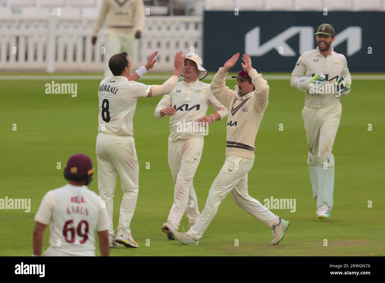 Londra, Regno Unito. 19 settembre 2023. Dan Worrall di Surrey festeggia dopo aver preso il wicket di Hassan Azad mentre Surrey affronta il Northamptonshire nel County Championship al Kia Oval, il primo giorno. Credito: David Rowe/Alamy Live News Foto Stock