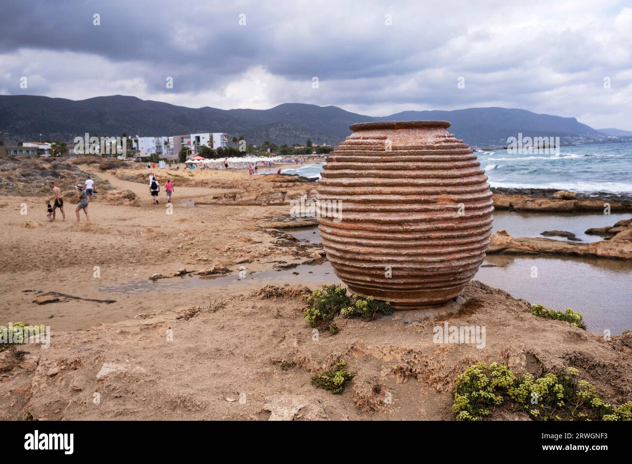 Amphora sulla spiaggia, costa nord di Creta, Grecia Foto Stock