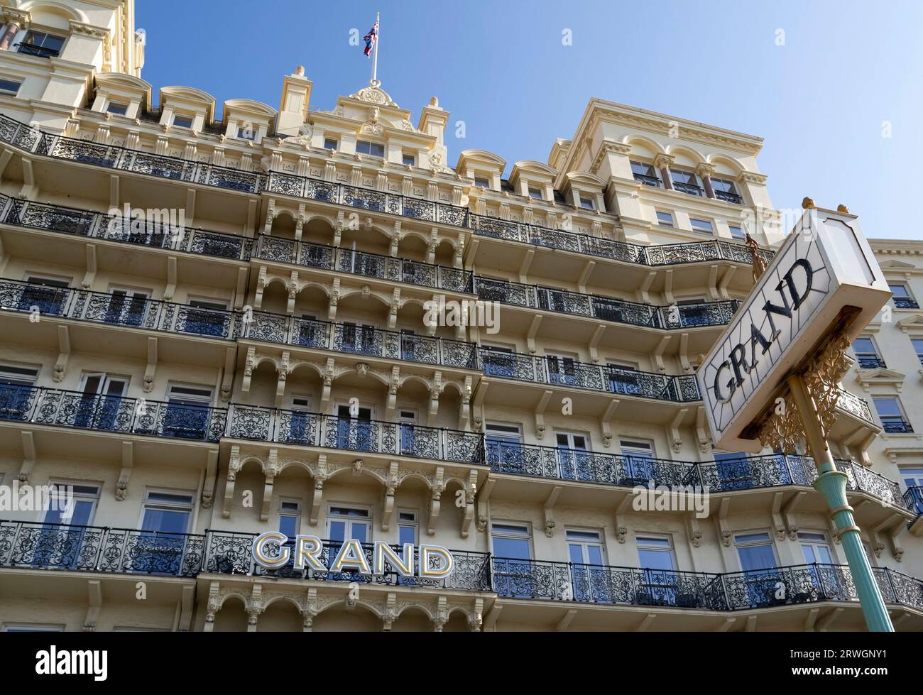 Il Grand Hotel Brighton è uno storico hotel vittoriano di fronte al mare a Brighton. Progettato da John Whichcord Jr e costruito nel 1864, era destinato ai membri delle classi superiori che visitano la città e rimane uno degli hotel più costosi di Brighton. Durante la conferenza del Partito Conservatore del 1984 l'hotel fu bombardato dall'Irish Republican Army (IRA) nel tentativo di assassinare il primo ministro Margaret Thatcher. Foto Stock