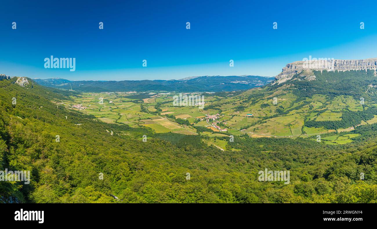 Vista panoramica di una valle verde con piccoli villaggi Foto Stock
