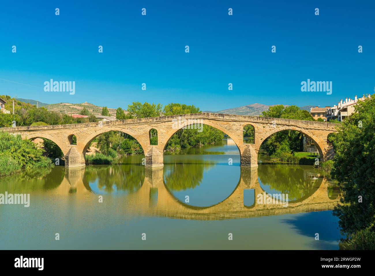 Vista del famoso ponte sul fiume Arga a Puente la Reina, Navarra. Questo edificio storico e il villaggio sono importanti su Camino Santiago Foto Stock
