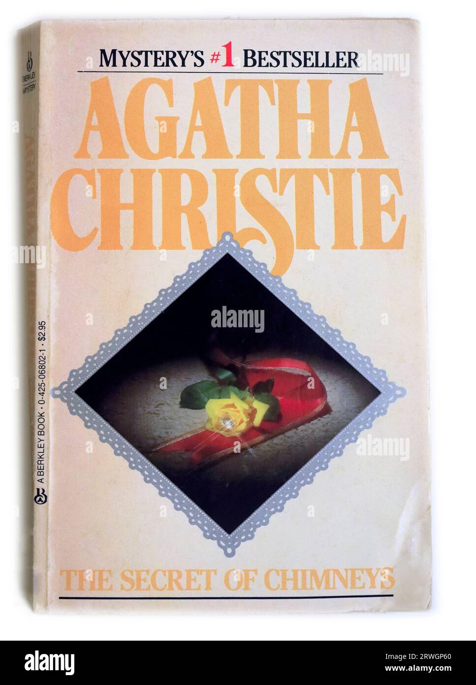 Agatha Christie - The Secret of Chimneys - copertina del libro, sfondo bianco, allestimento studio Foto Stock