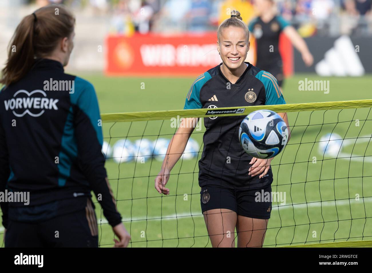 19 settembre 2023, Assia, Francoforte sul meno: Calcio: Nazionale, donne, prima della partita della Nations League in Danimarca, allenamento pubblico allo stadio di Brentanobad. Giulia Gwinn che gioca a calcio a tennis. Foto: Jürgen Kessler/dpa Foto Stock