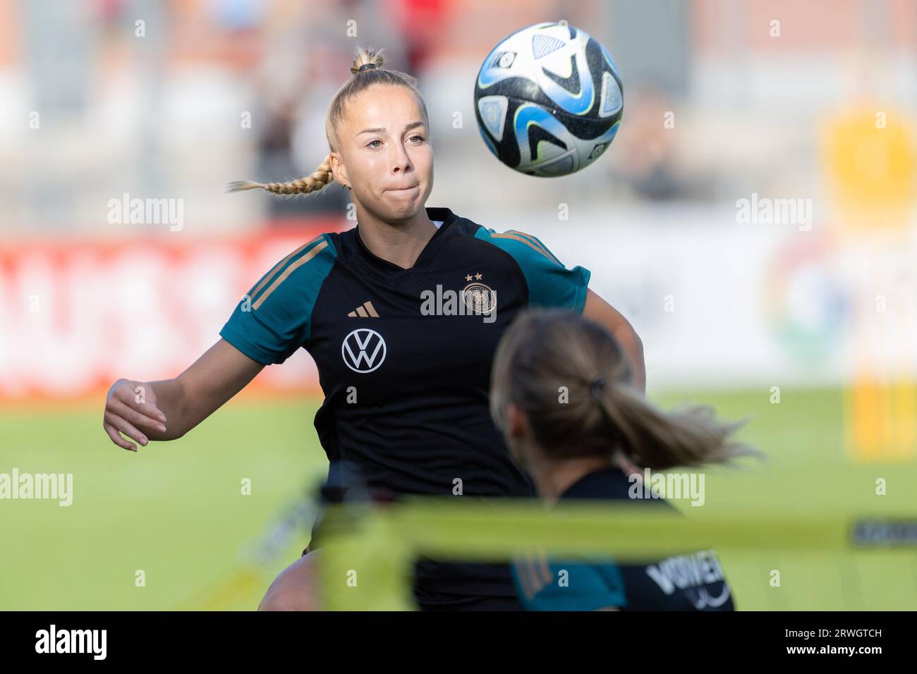 19 settembre 2023, Assia, Francoforte sul meno: Calcio: Nazionale, donne, prima della partita della Nations League in Danimarca, allenamento pubblico allo stadio di Brentanobad. Giulia Gwinn che gioca a calcio a tennis. Foto: Jürgen Kessler/dpa Foto Stock