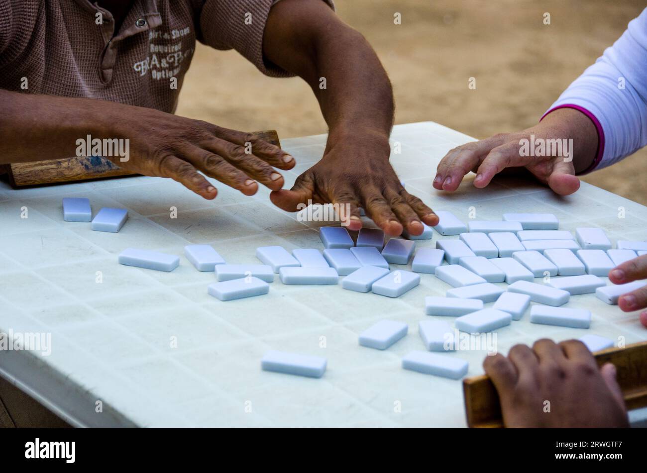 I giochi Domino sono molto popolari a Cuba. Foto di Liz Roll Foto Stock