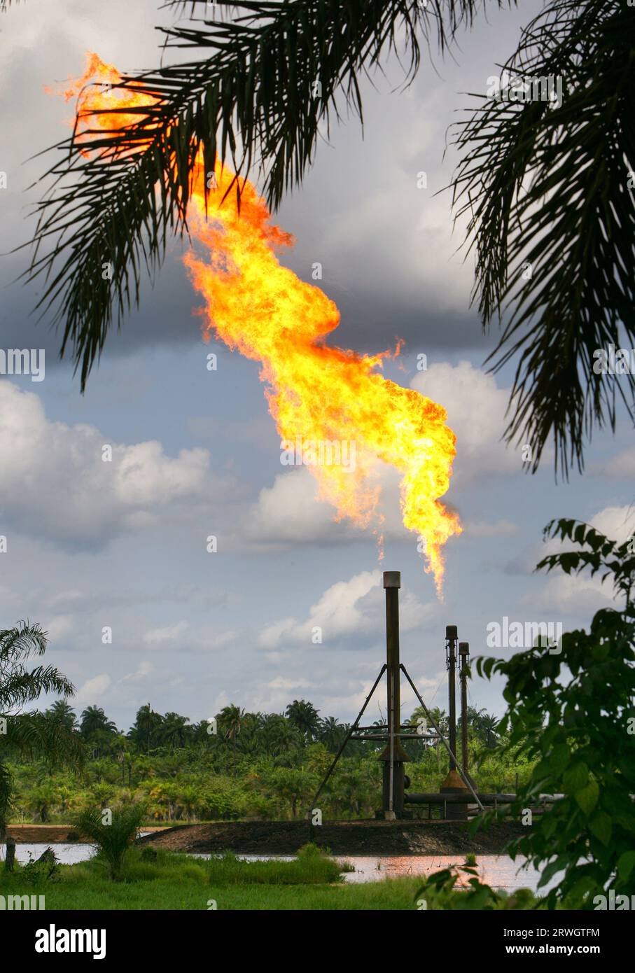 Nigeria: inquinamento ambientale bruciando il gas dalla produzione di petrolio nel delta del Niger Ogoniland Foto Stock