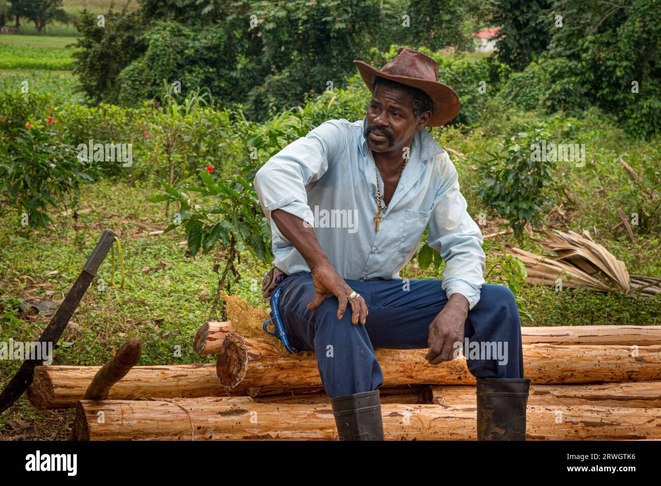 Un cowboy nero riposa nel suo lavoro come mano di fattoria in una fattoria di tabacco a Cuba Foto Stock