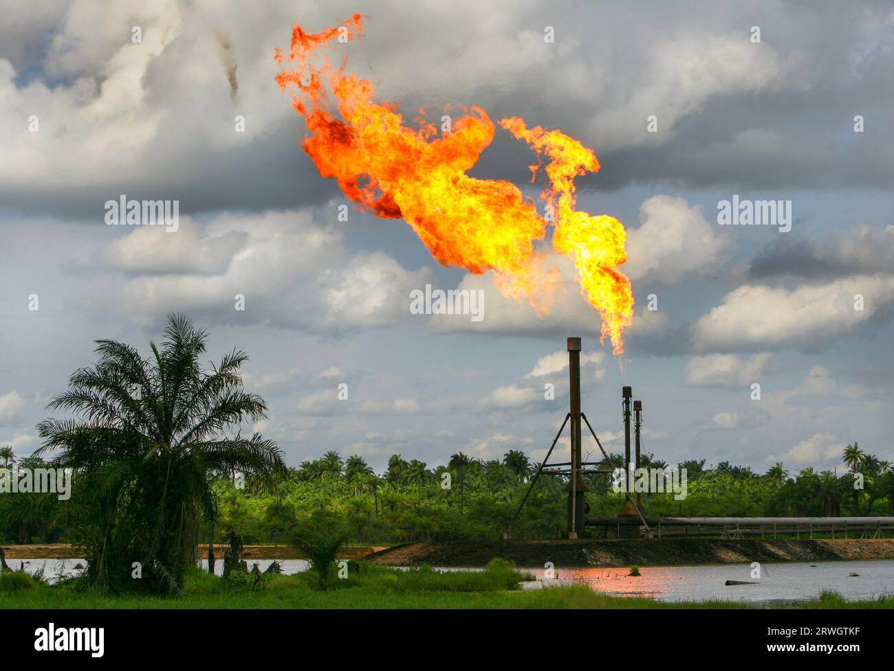 Nigeria: inquinamento ambientale bruciando il gas dalla produzione di petrolio nel delta del Niger Ogoniland Foto Stock