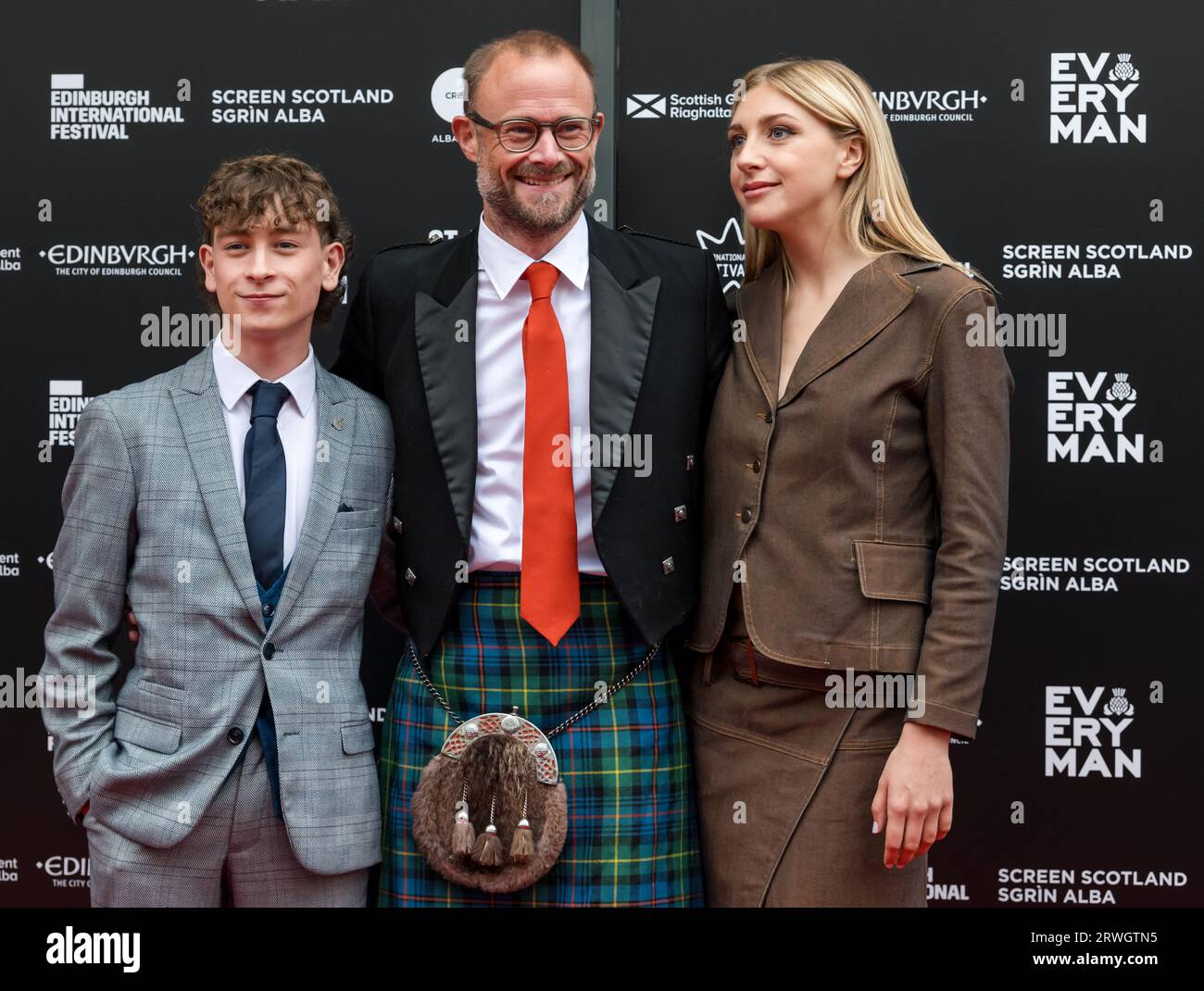 Louis McCartney, Johnny Barrington & Ella Lily Hyland alla premiere di Silent Roar, Edinburgh International Film Festival, Scozia, Regno Unito Foto Stock