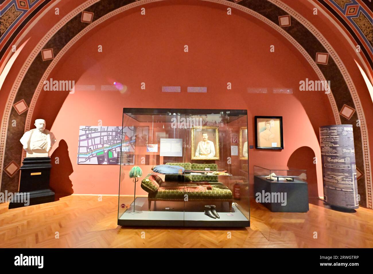 Vienna, Austria. Museo di storia militare di Vienna. Sala espositiva sull'attacco di Sarajevo Foto Stock