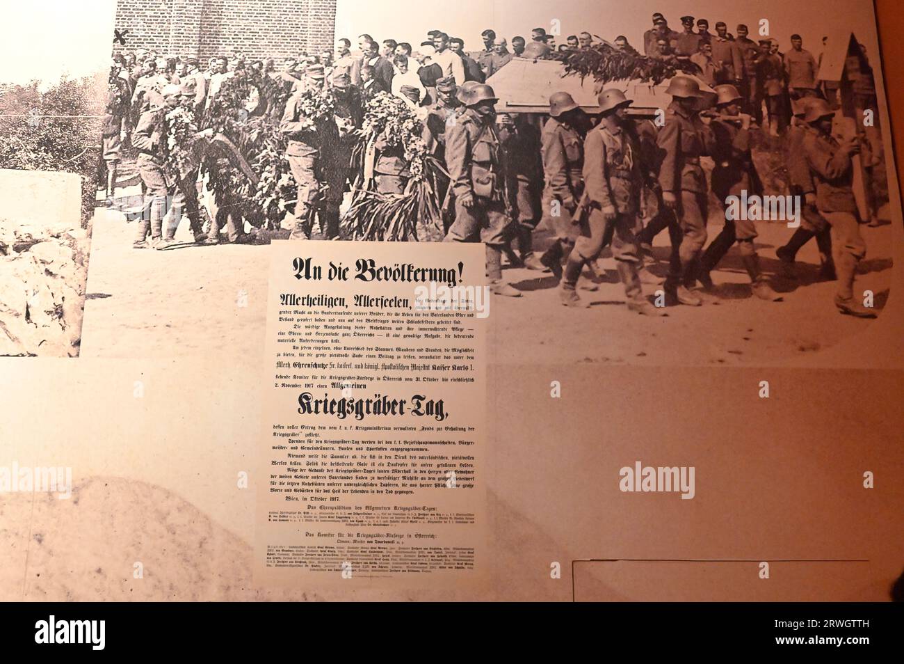 Vienna, Austria. Museo di storia militare di Vienna. Poster del 1917. Alla popolazione - War Graves Day Foto Stock