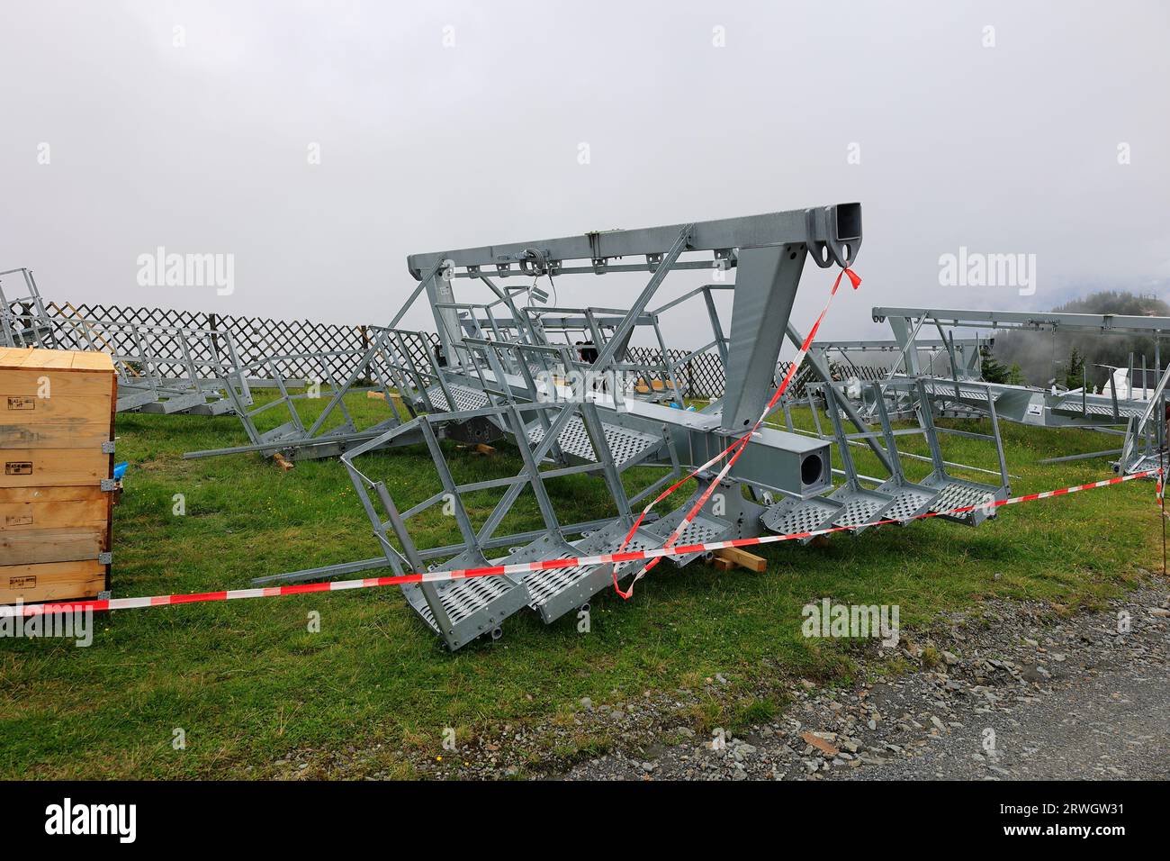 Il materiale per la nuova costruzione di una funivia si trova su un prato Foto Stock