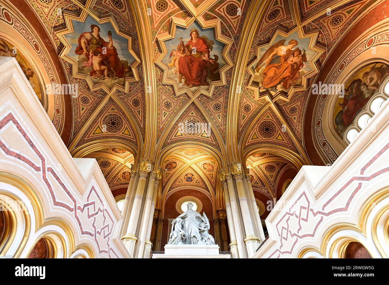 Vienna, Austria. Museo di storia militare di Vienna. Scala con “Austria” di Johannes Benk Foto Stock